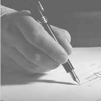 Imagem - Mão com uma caneta preta, indicando que esta assinando um contrato.